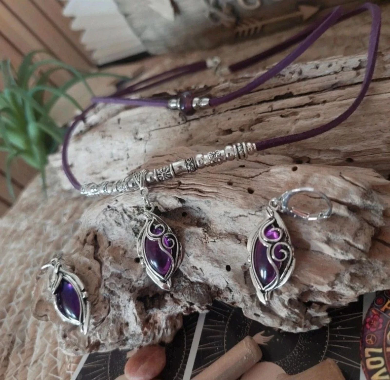 Parure boho místico de dos hilos con cabujón de espiral de resina translúcida violeta – photo 3